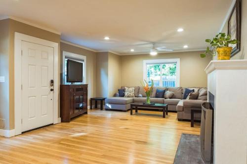 Chico House | Lovely House near Downtown, Home away from Home!