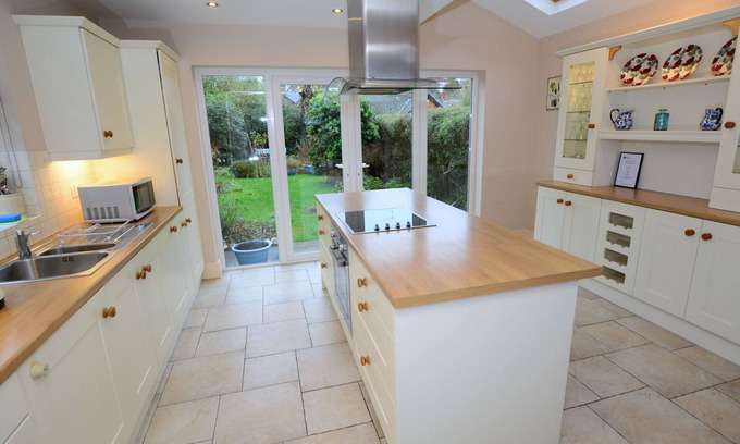 Belfast House | Lovely house with a mature garden and is fully serviced and a home from home
