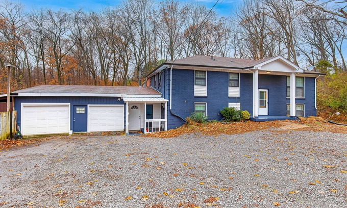 Nashville House | Lovely house with washer/dryer, TV, full kitchen, central AC, & outdoor deck