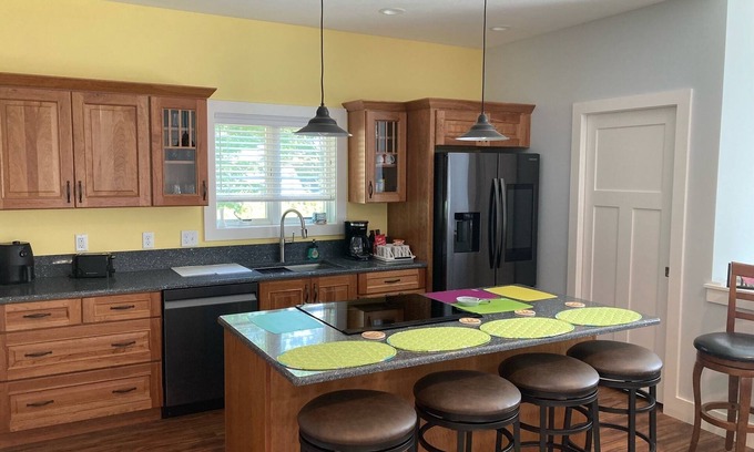 Frankfort Apartment | Lovely new above-garage apartment