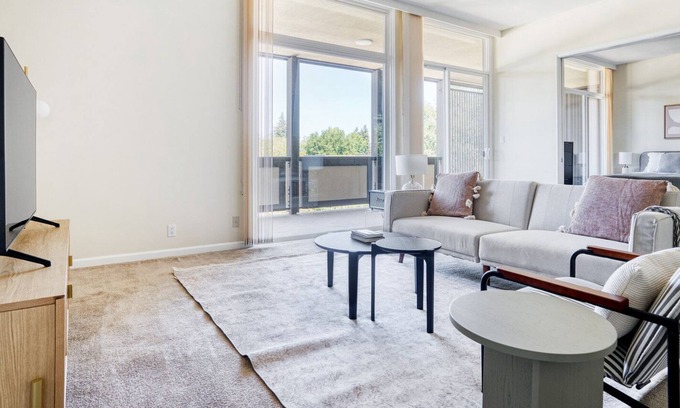 Palo Alto Apartment | Lovely Palo Alto 2BR w/ Gym, Pool, 3 min drive to Stanford, by Blueground