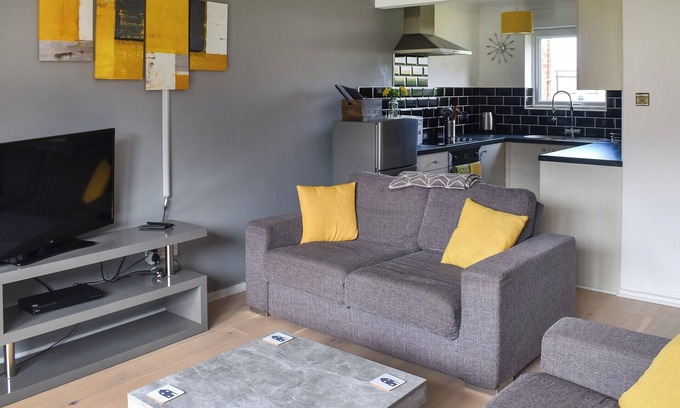 Hopton Cottage | Lovely quiet site close to the beach with restaurant and pub on site.