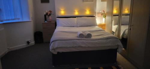Broadheath House | Lovely room like a home away home near the airport