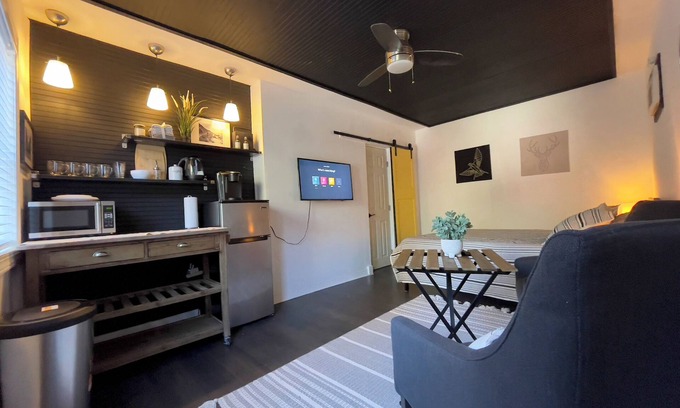 Colonialtown North Cottage | Lovely Spacious Guesthouse in Mills 50 District, Orlando