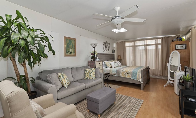 Santa Monica Canyon Apartment | Lovely Spacious Patio Guestroom with Beautiful Deck and Hot Tub
