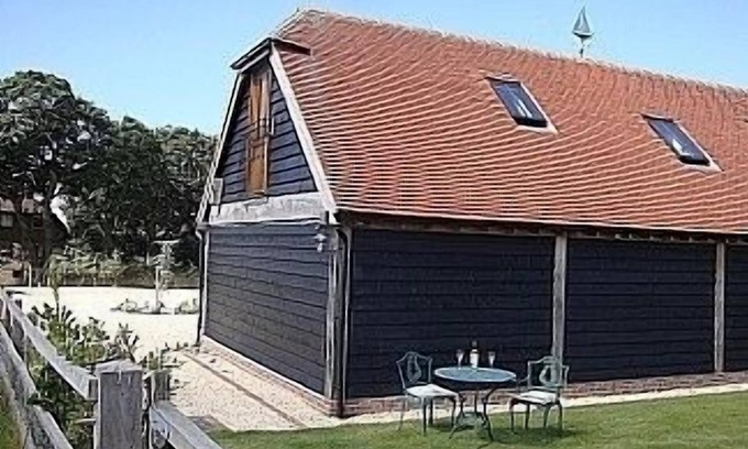 Sidlesham Apartment | Lovely studio apartment in grounds of beautiful renovated barn near Chichester.