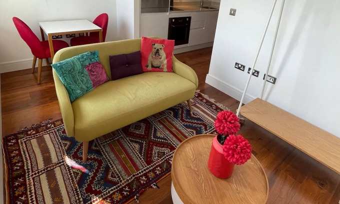 Isle of Dogs Apartment | Lovely Studio Flat with Pool - Canary Wharf