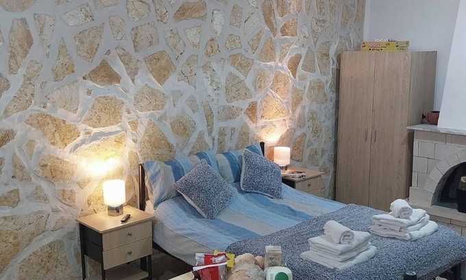 Petaleia Apartment | Lovely Studio in Strinilas with its own pool