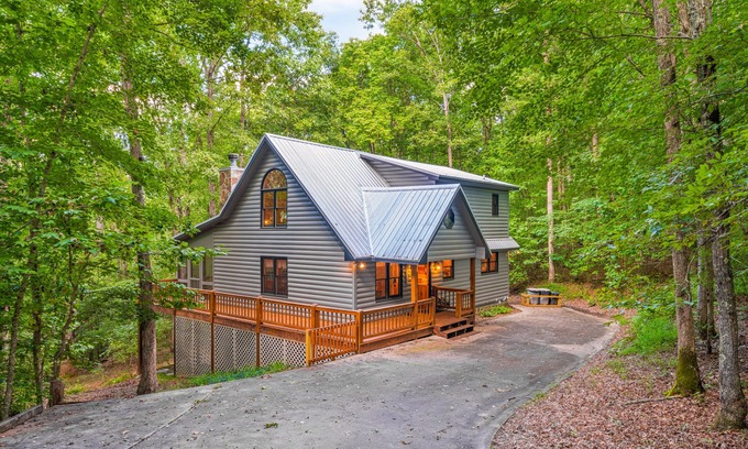 Mineral Bluff House | Lovely sunlit home with deck, hammock, jetted tub, foosball, & fire pit