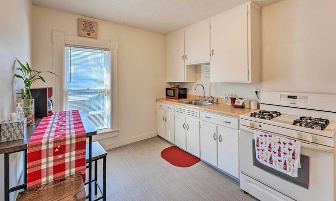 Beloit Apartment | Lovely Victorian Retreat: 1 Mi to Dtwn Beloit