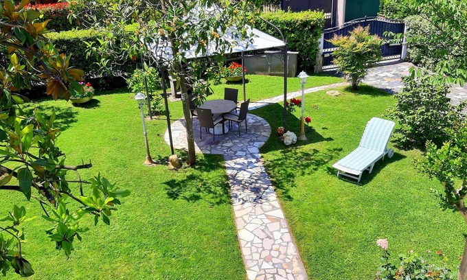 Forte dei Marmi House | Lovely Villa with garden, 400 mt from the sea, Forte dei Marmi, Versilia,Wi-Fi.