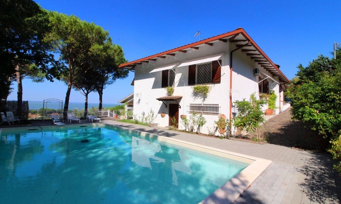 San Feliciano Villa | Lovely villa with pool overlooking Lake Trasimeno just outside the village of San Feliciano. Perfect