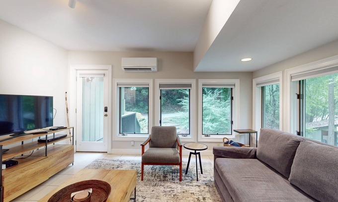 Hendersonville Cottage | Lovely wooded retreat with flagstone patio and mile-long trail
