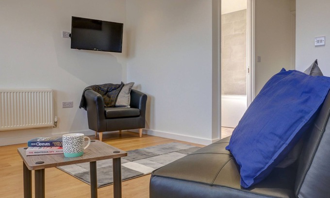 Didcot Apartment | Low Cost, Pet Friendly 4 Bed + Parking (03)