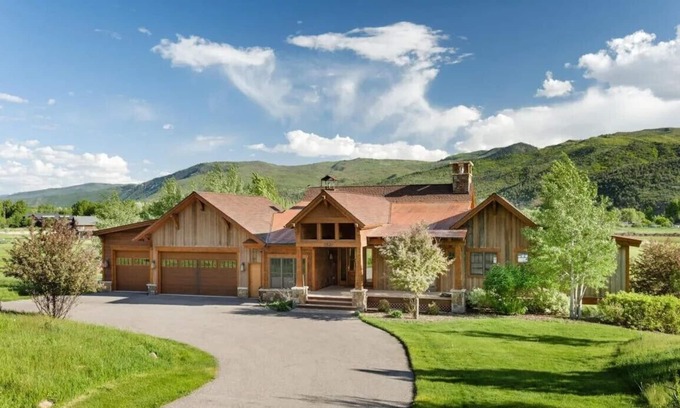 Cerise Ranch House | Low Tax Luxe Mountain Getaway by Aspen for Outdoor fun with Friends & Family!