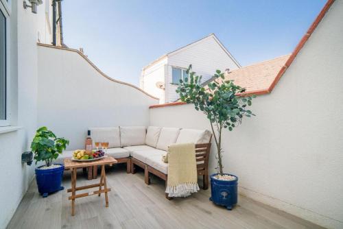 Seaview House | Lower Bouys