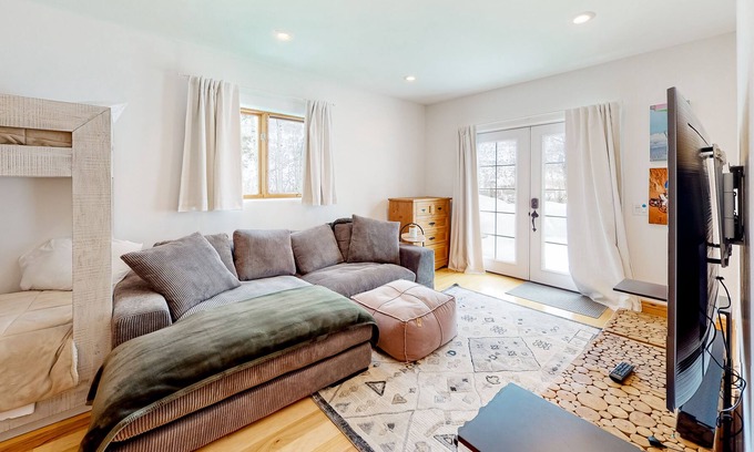 Highland Meadows House | Lower-level dog-friendly in-law suite with mtn views, full kitchen, washer/dryer