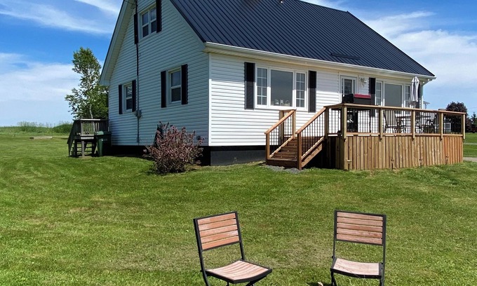Souris House | Lower Loop Country Home/Surrounded by beautiful Canadian beaches!