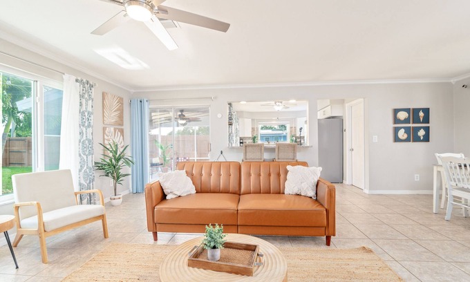 Caloosahatchee House | Lowest Prices of the year! Tropical Oasis 5 min to Downtown+Beach Gear+Hot Tub