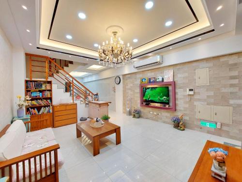 Donggang House | Loyo Royalty