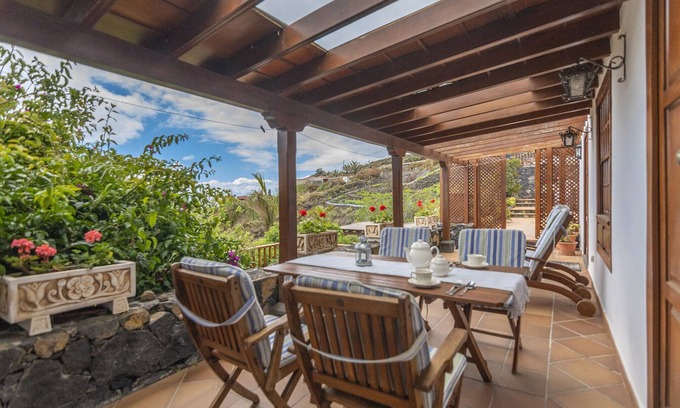 Villa de Mazo Cottage | LP1062 Holiday cottage with shared pool in Mazo
