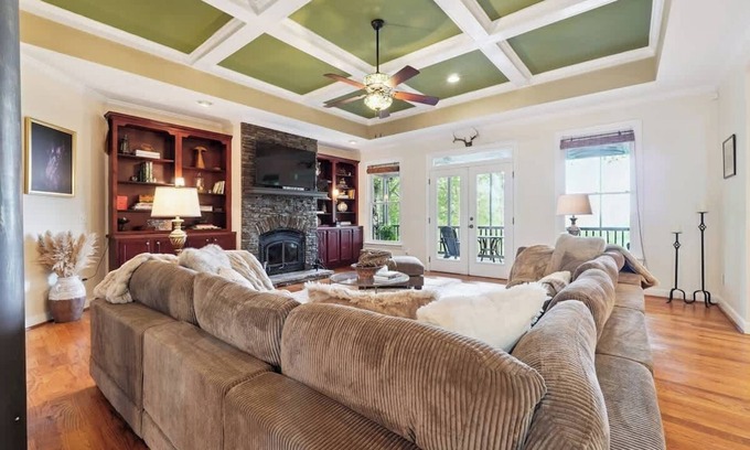 Ellijay Cabin | LR Views/HotTub/FastWIFI/Families/Hiking/Orchards