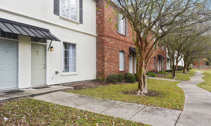 Highlands - Perkins Apartment | LSU Designer Suite|2 Bedroom|Gated|Pool|Hot Tub