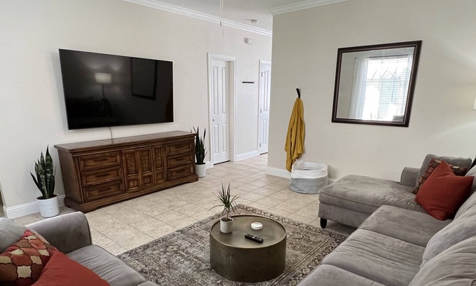 Highlands - Perkins House | LSU Townhome in Baton Rouge - 2.5 miles to campus and LSU sports complex!