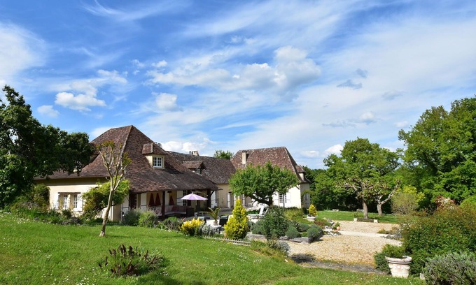 Port-Sainte-Foy-et-Ponchapt Villa | Luxury Villa in Dordogne with Pool & Privacy