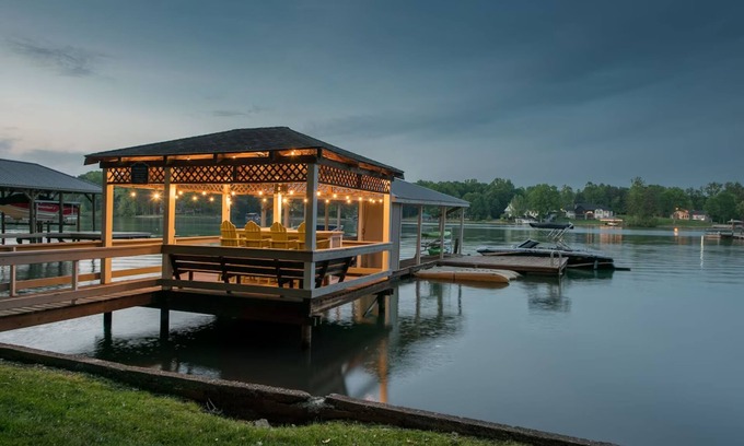 Mooresville House | Lucky's Lake House by AvantStay | Private Lake Bar