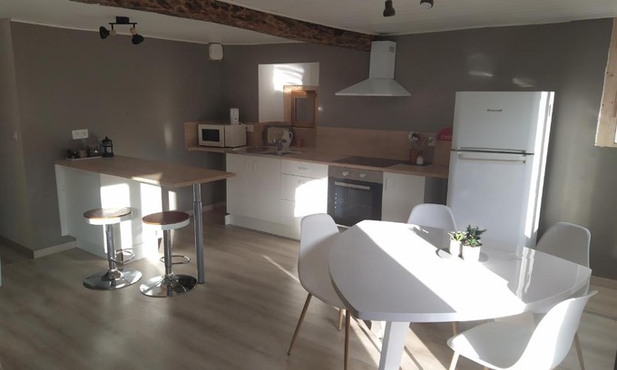 Saint-Antoine-l'Abbaye Apartment | Lumineux & familial au cœur de St Antoine l'Abbaye