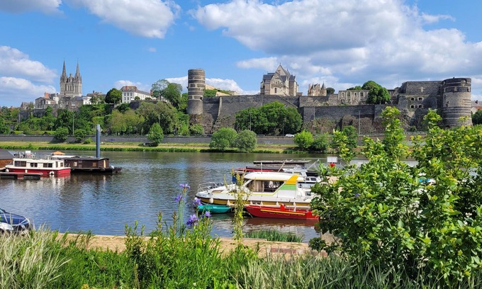 Downtown Angers Apartment | Lumineux T2 Face à la Maine et au Château D'angers
