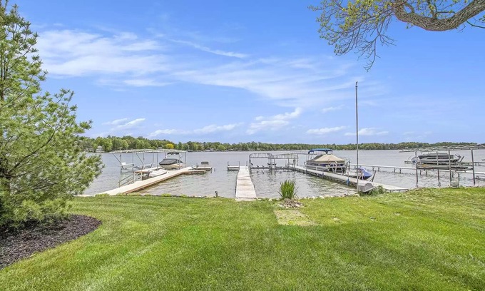 Sister Lakes House | Lumos House on Magician Lake