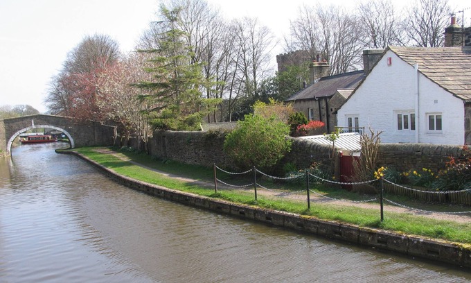 Kildwick Cottage | LUTINBELL COTTAGE with direct access to the Leeds Liverpool Canal