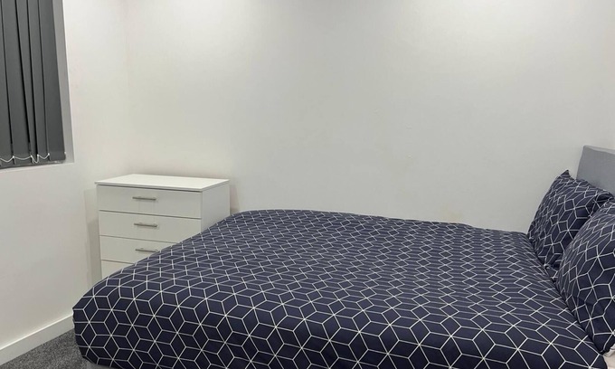 Luton Apartment | Luton Excellent 1 bed apartment with living room