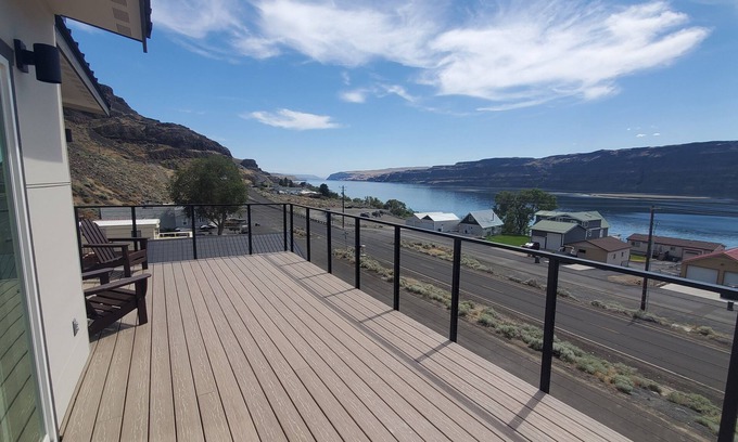 Sunland Estates House | Lux 3 bdrm/3 bath sleeps 8 in George, Wa near Gorge Amphitheater & Wine Country