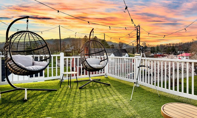 Summersville House | Lux 4br 3ba, hot tub, stargazing, HUGE gameroom, 10 min to Summersville Lake
