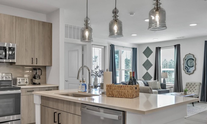 Spring Apartment | Lux Apt, Covered Parking, Workspace, Community Pool, Fitness Center