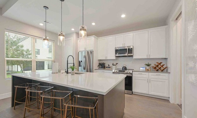 College Station House | LUX Howdy House: 4 King Suites w/Pool in Heart of BCS