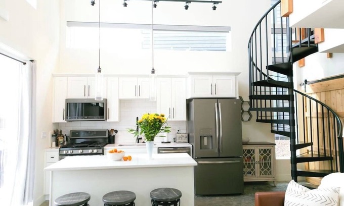 Whitefish House | LUX Modern Retreat: Hot tub & Pool, Perfect Location!