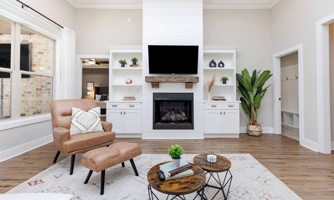 Kathleen House | Luxe 3BR | Sleeps 10 | Pet Friendly