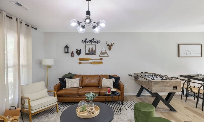 Paw Creek House | LUXE 3BR that Sleeps 6 w. a Backyard Oasis. Free Late Checkout for 3+ Nights.