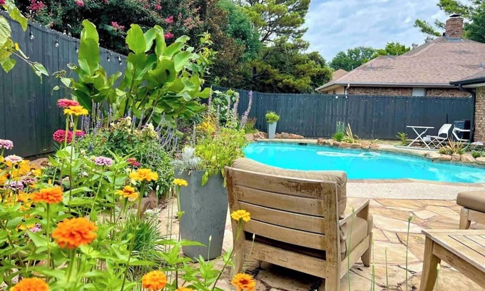 Grapevine House | Luxe 4BR w/Heated Pool + Hot Tub | Walk to Lake