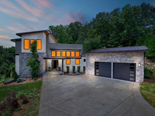 Alexander House | Luxe 5BR with Home Theater, Pool Table and Firepit