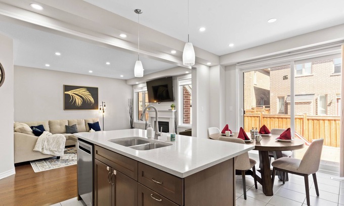 Halton Regional Municipality House | Luxe 6 Bed Home | Lion Safari | Ping Pong | Fallsn