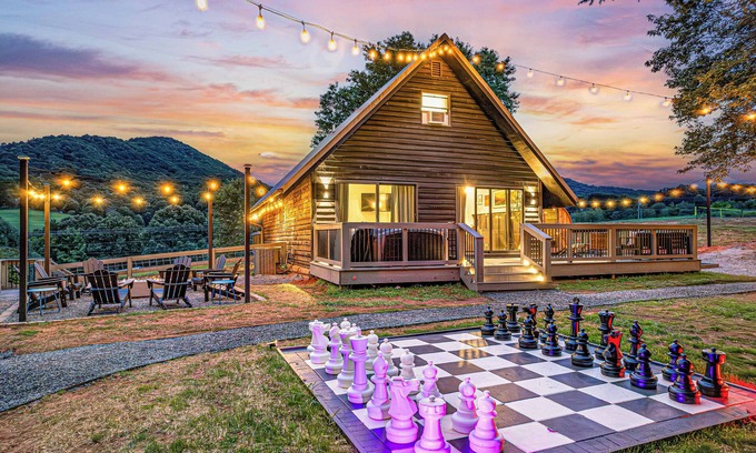 Leicester Cabin | Luxe A-Frame, Stunning Views, Pickleball, Sauna, Mini Golf, Mins to Downtown AVL