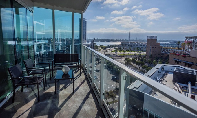 East Village Apartment | LUXE Apartment- Downtown BallPark Area- sleeps 6