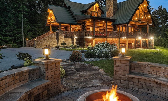 Gatlinburg - Pigeon Forge Cabin | Luxe Bear Lodge 2.0 Gatlinburg 15 Min 30 Guests 8 King Bedroom Suites 10 Baths