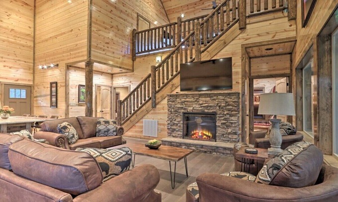 Gatlinburg - Pigeon Forge Cabin | Luxe Cabin with Pool and Theater