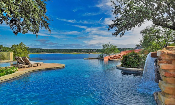 Spicewood House | Luxe designer treehouse with private hot tub & alfresco living - dog-friendly